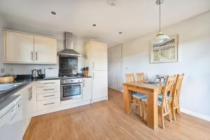 SandPipers Luxury hot tub lodge with 2 ensuites a private Sauna & BBQ terrace