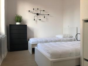 Coté Jardin est un spacieux et lumineux T3, entièrement rénové, à 2 pas de lHérault et à 10min du bord de mer Proche du centre historique et du fabuleux château Laurens, vous apprécierez le calme de sa belle terrasse et la vue superbe sur le