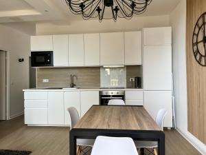 Appartements Cote Jardin est un spacieux et lumineux T3, entierement renove, a 2 pas de l'Herault et a 10min du bord de mer Proche du centre historique et du fabuleux chateau Laurens, vous apprecierez le calme de sa belle terrasse et la vue superbe sur le jardin : photos des chambres