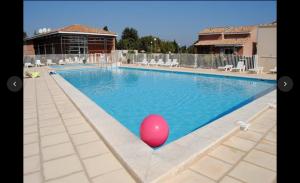 Maisons de vacances Maison plain pied avec climatisation dans une residence privee avec piscine : photos des chambres