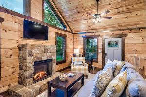 Modern Mountain Cabin! Hot Tub! Near Downtown!