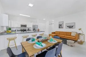 Up to 16 guests! Modern house near Wynwood - Hialeah