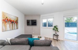 Lovely Apartment In Okrug Gornji 