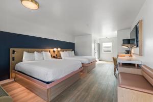 Queen Room with Two Queen Beds room in Chablis Inn