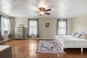 Hot Tub! LRG Home! Sleeps 22!Near Ithaca! Dogs OK - Himrod