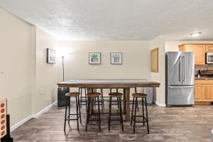 Hot Tub! LRG Home! Sleeps 22!Near Ithaca! Dogs OK