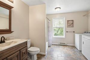 Hot Tub! LRG Home! Sleeps 22!Near Ithaca! Dogs OK