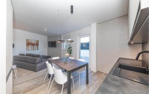 Lovely Apartment In Okrug Gornji 