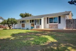 Central Bandon Retreat with Deck Less Than 1 Mi to Beach! - Coquille