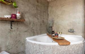 Stunning Home In Capannori With Jacuzzi