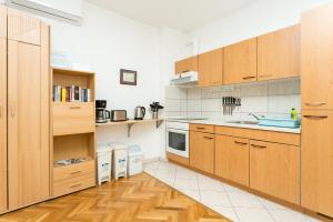 Apartments with a parking space Kastel Stari, Kastela - 17964