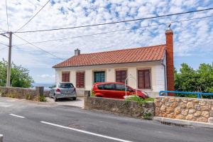 Apartments with a parking space Praputnjak, Rijeka - 20133 
