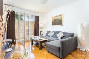 Apartments with WiFi Makarska - 20217