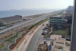 apartamento de estreno con balcón frente al mar.