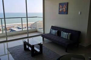 apartamento de estreno con balcón frente al mar.