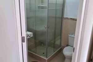 apartamento de estreno con balcón frente al mar.