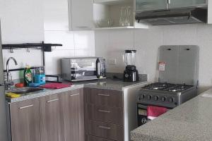 apartamento de estreno con balcón frente al mar.