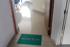 apartamento de estreno con balcón frente al mar.