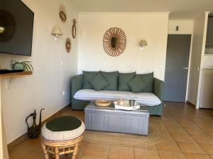 Vue lac avec accès piscine à vague