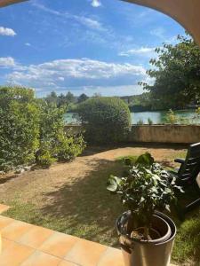 Vue lac avec accès piscine à vague