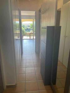 Vue lac avec accès piscine à vague