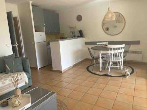 Vue lac avec accès piscine à vague