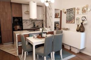 Красив апартамент с целогодишен топъл басейн и джакузи