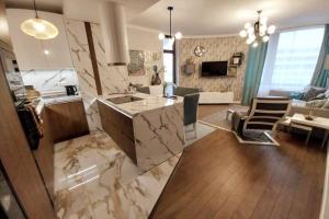 Красив апартамент с целогодишен топъл басейн и джакузи