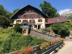Bar Hotel Restaurant le Margeriaz - 圣皮埃尔－达尔比尼
