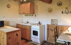 Maisons de vacances Amazing Home In St, Philbert Du Peuple With 1 Bedrooms And Wifi : photos des chambres