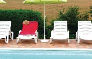 Maisons de vacances Awesome Home In Beauville With Outdoor Swimming Pool : photos des chambres
