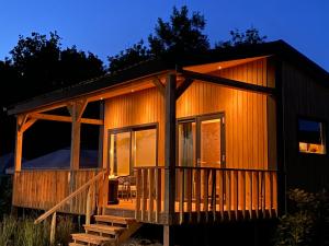 Camping Kleine Belterwijde, Wiede Lodge met uitzicht over het water