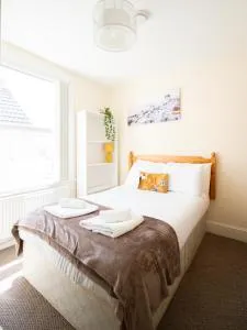 4 bed rooms 5 double beds holidays house near train station - Calstock