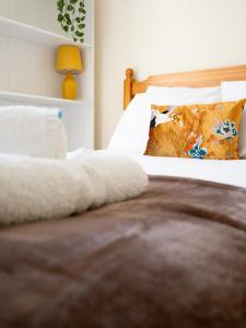 4 bed rooms 5 double beds holidays house near train station