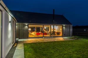 The Den, Architect Designed Barn, Beautiful Location