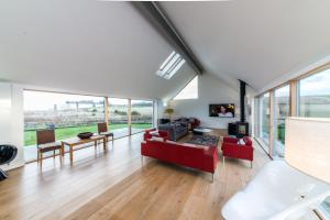 The Den, Architect Designed Barn, Beautiful Location