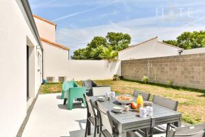 Villas Maison neuve - La Mariniere - classee 4 etoiles - emplacement ideal : photos des chambres