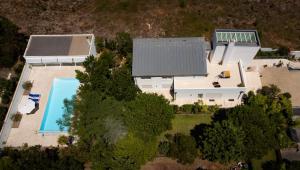 Edles Apartment in Architektenvilla mit großem Pool, Sauna, Dachterrasse und malerischem Garten