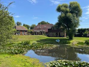 The Barn cottage with hot tub overlooking the lake