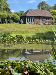The Barn cottage with hot tub overlooking the lake