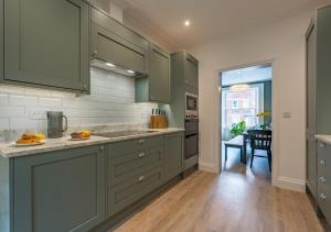 Premium Designer 4 Bedroom Home in Clifton - 3 Bathrooms & Cinema Room