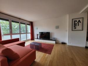 Spacious and comfortable apartment - Perfect for families & friends - near public transportation