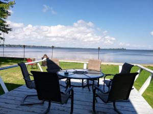 Entire waterfront cottage in carrying place