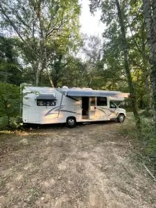 Camping car americain au bord du lac de Miélan, proche de Marciac - Miélan