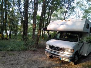 Campings Location atypique en camping car americain au bord du lac de Mielan, proche de Marciac : photos des chambres