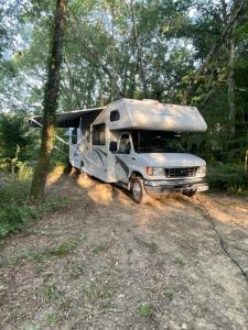 Campings Location atypique en camping car americain au bord du lac de Mielan, proche de Marciac : photos des chambres