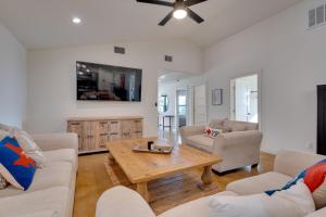 Fire Pit and Deck Secluded Dripping Springs Retreat