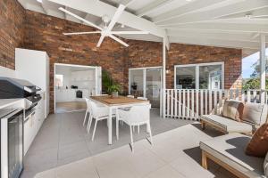 Stylish & Central Coastal Apartment