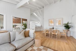 Stylish & Central Coastal Apartment