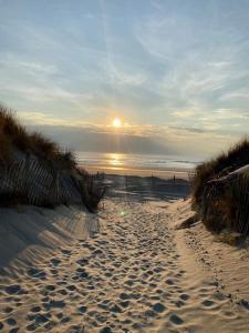 Appartements Studio Entre MER ET DUNES avec balcon vue laterale MER 50m plage 3 pers wifi : photos des chambres